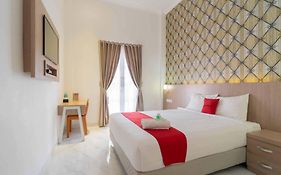 RedDoorz Plus Syariah @ Jalan Dr Sutomo Padang